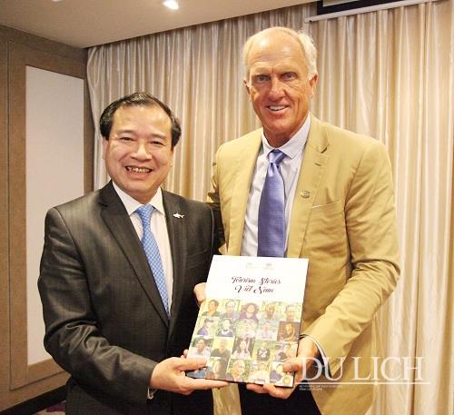 Phó Tổng cục trưởng TCDL Hà Văn Siêu tặng sách 